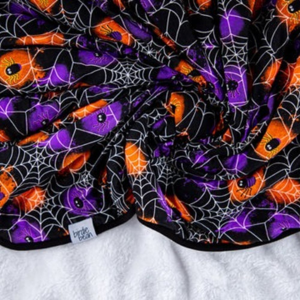 GOMEZ GLOW-IN-THE-DARK PLUSH THROW BLANKET!!! NIB - Picture 5 of 7